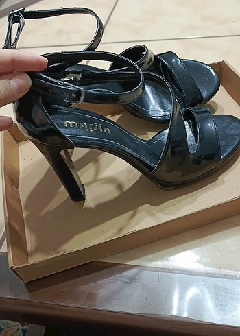 Siyah Rugan Tokalı Stiletto Abiye Ayakkabı