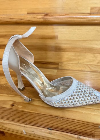 38 Beden Beyaz Pul Detaylı Stiletto Topuklu Kadın Ayakkabı