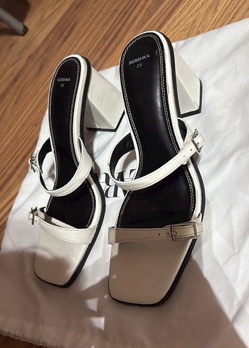 39 Beden bershka topuklu beyaz sandalet