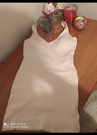 Az giyilmiş kısa elbise 