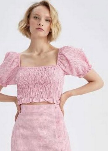 Pembe Kısa Dantel Detaylı Bluz