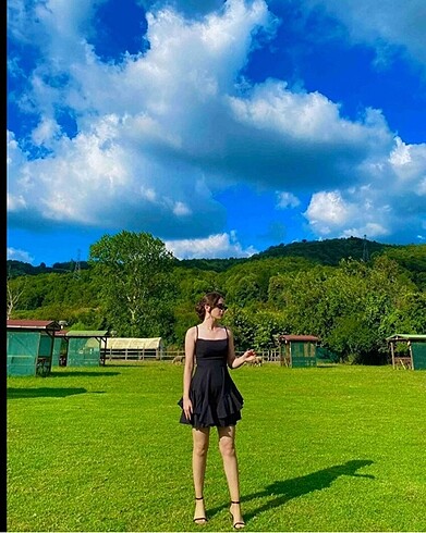 m Beden kırmızı Renk Askışı fırfırlı prenses elbise