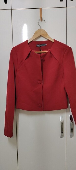 Kısa kırmızı ceket