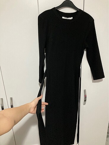Na-kd yırtmaçlı siyah uzun elbise kuşaklı