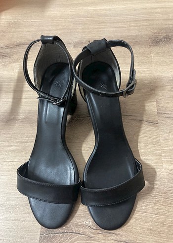 39 Beden Tek bantlı bilekten bağlamalı topuklu