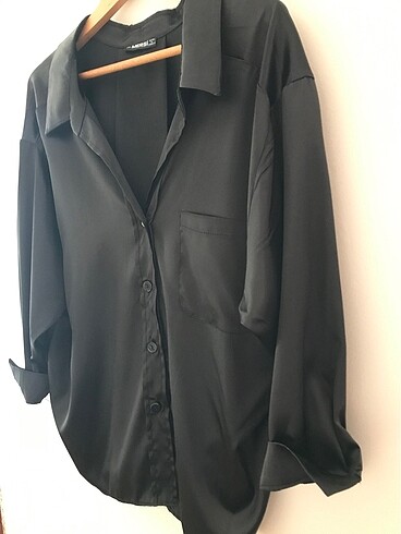 Oversize Parlak kumaş siyah gömlek
