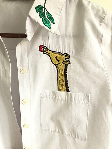 Zürafa işlemeli beyaz gömlek