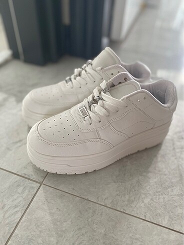Bershka kalın tabanlı beyaz spor ayakkabı - Görsel 6