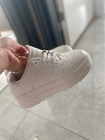 Bershka kalın tabanlı beyaz spor ayakkabı - Görsel 7