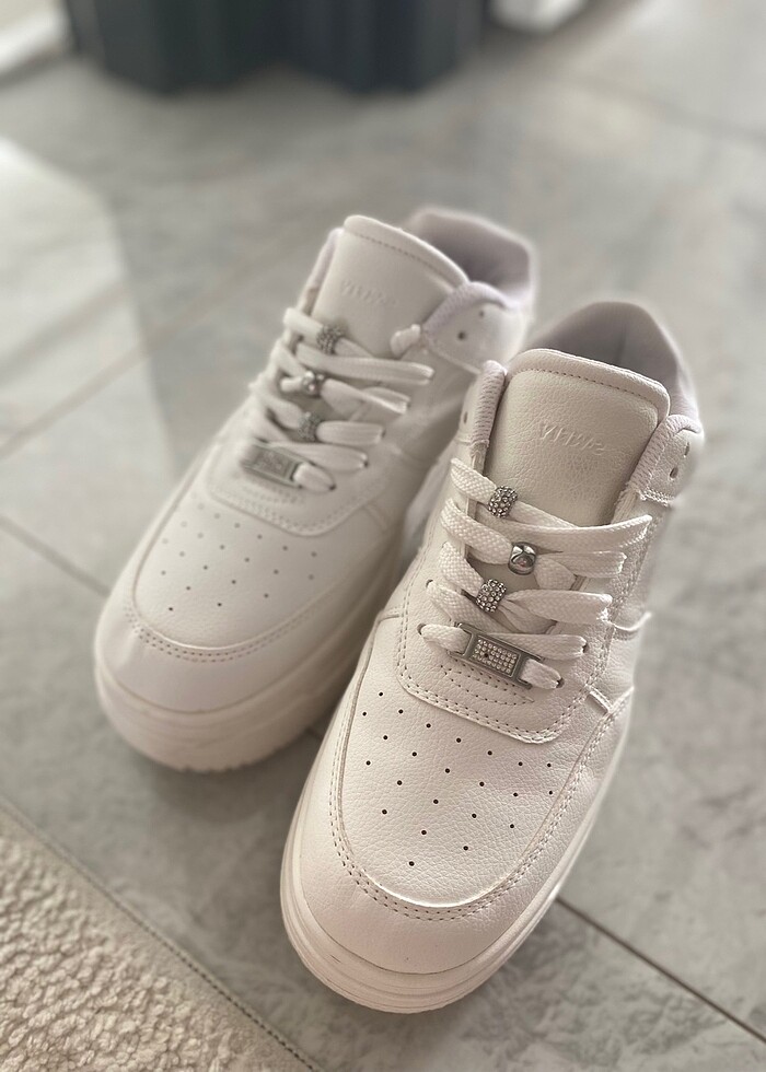 Bershka kalın tabanlı beyaz spor ayakkabı - Görsel 2