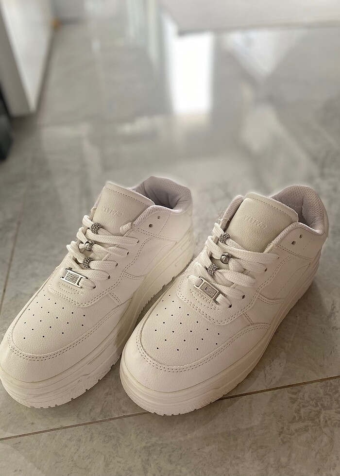 Bershka kalın tabanlı beyaz spor ayakkabı - Görsel 4