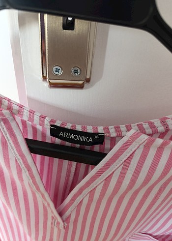 Pembe Çizgili V Yaka Kolsuz Kadın Gömlek - Görsel 2