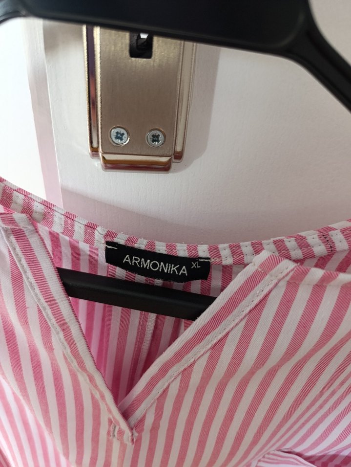 Pembe Çizgili V Yaka Kolsuz Kadın Gömlek - Görsel 2