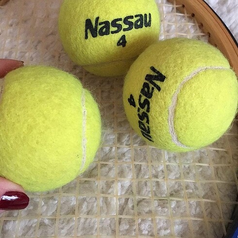  Beden Üç adet tenis topu?