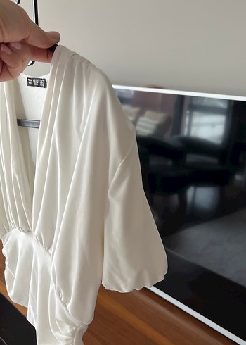 Beyaz V Yakalı Drapeli Keten Bluz - Görsel 4