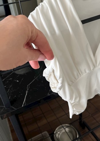 Beyaz V Yakalı Drapeli Keten Bluz - Görsel 2