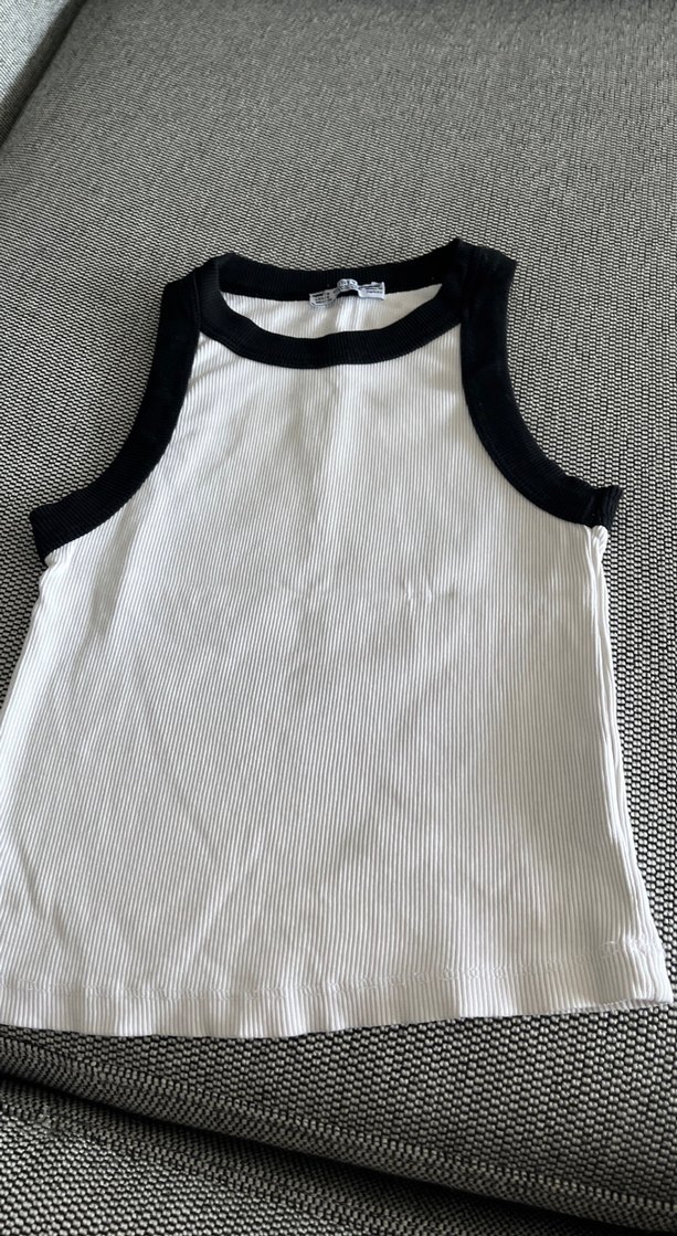 Siyah-Beyaz Yüksek Yakalı Atlet - Görsel 4