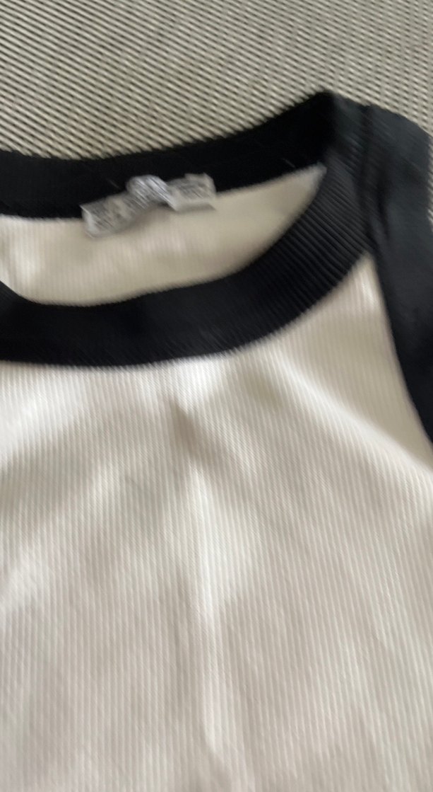 Siyah-Beyaz Yüksek Yakalı Atlet - Görsel 2