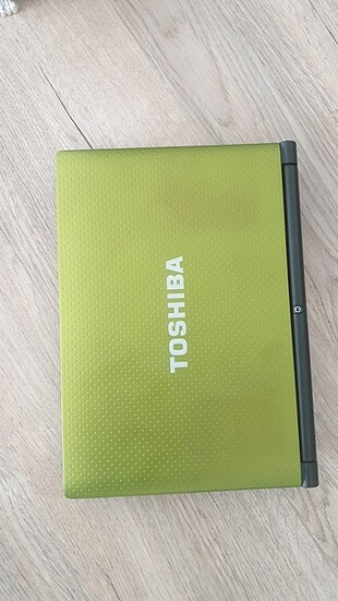 Toshiba notebook bilgisayar yeşil cantalı laptop