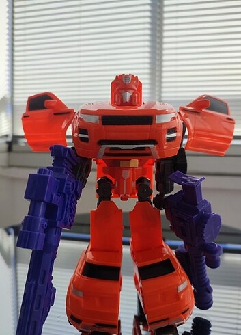 Arabaya dönüşebilen robot 