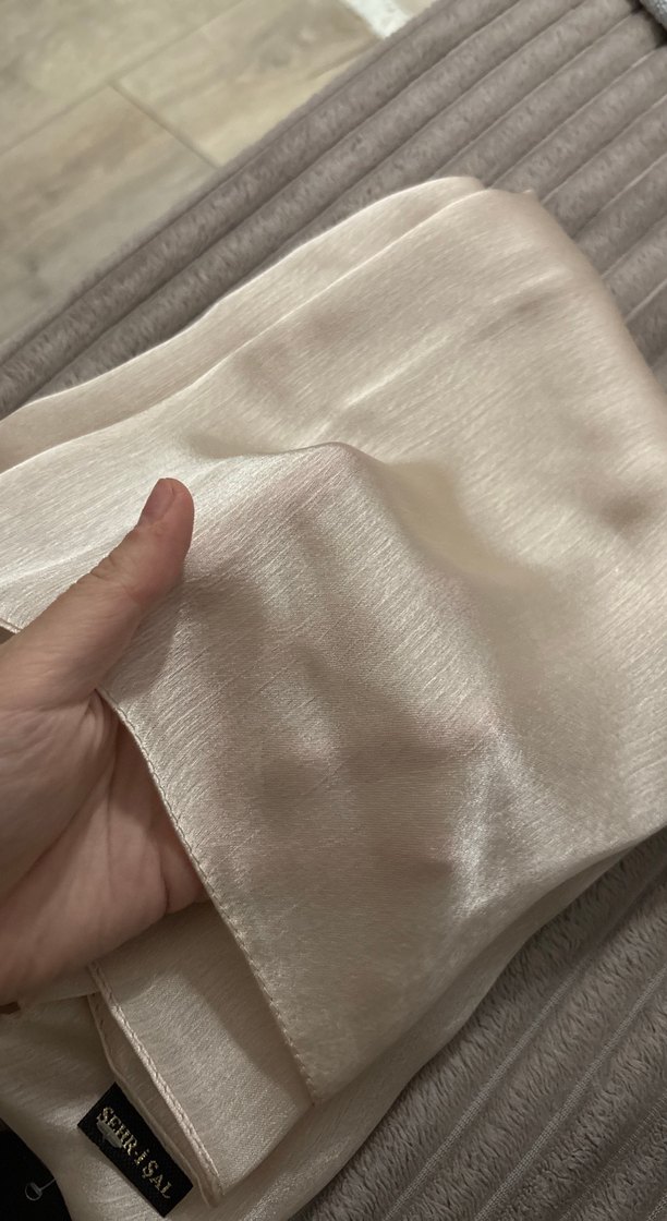 Parlak Bej Kadın Saten Şal - Görsel 3