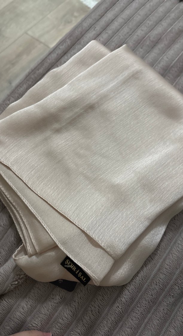 Parlak Bej Kadın Saten Şal - Görsel 2