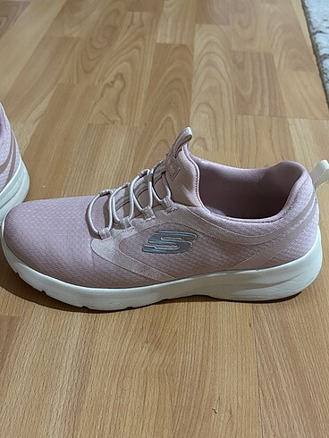 Skechers skechers 39 numara spor ayakkabı birkaç kez giydim yeni gibi