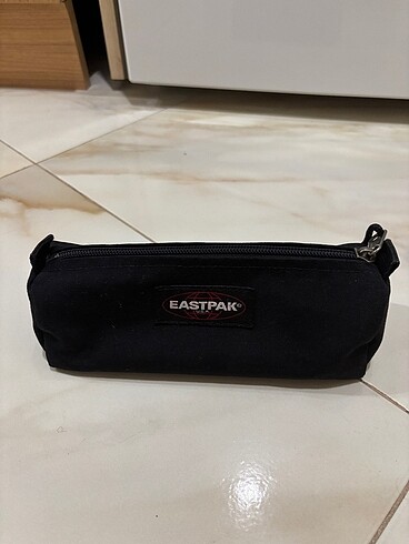 eastpak siyah kalemlik çok az kullandım yeni gibi