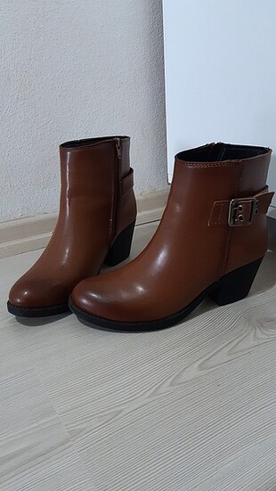 Topuklu kısa bot