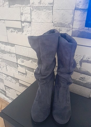 Gri Süet Kadın Dolgu Topuklu Diz Boyu Çizme