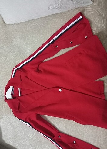 Kolları çıtçıtlı kırmızı blazer ceket
