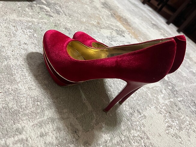 37 Beden İnci marka kırmızı süet platform ince topuklu ayakkabı