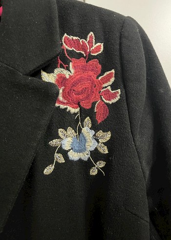Çiçek Nakışlı Siyah Kaban - Görsel 2