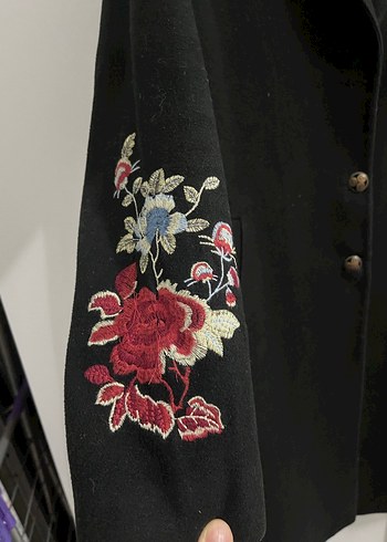 Çiçek Nakışlı Siyah Kaban - Görsel 3