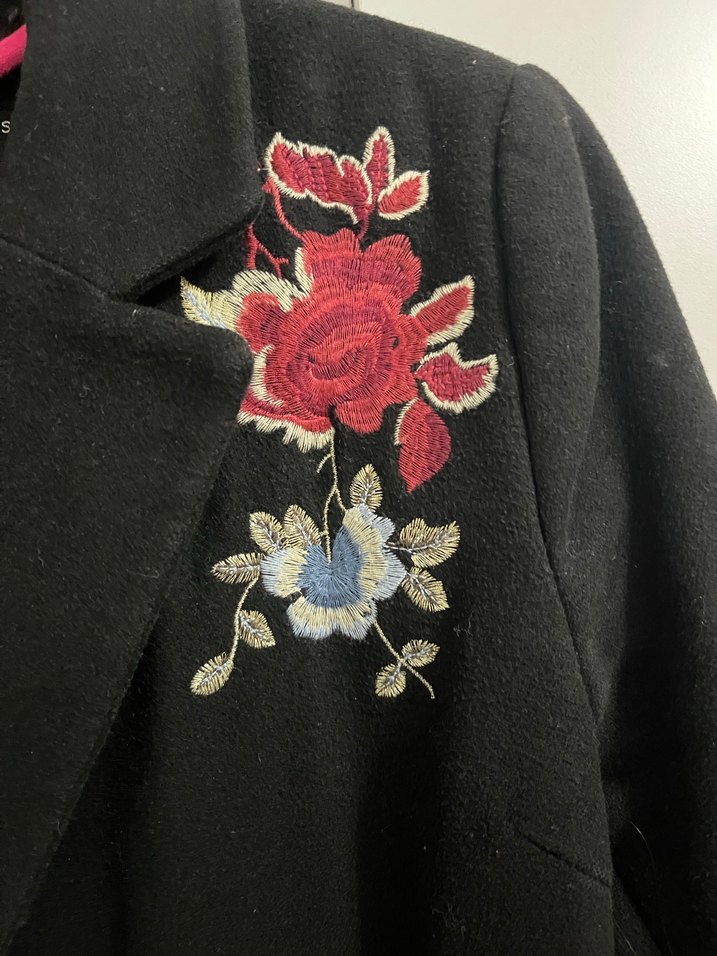 Çiçek Nakışlı Siyah Kaban - Görsel 2