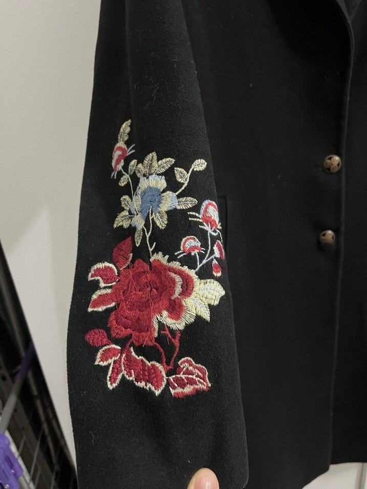 Çiçek Nakışlı Siyah Kaban - Görsel 3