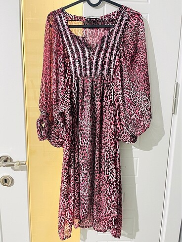Pembe renk leopar elbise
