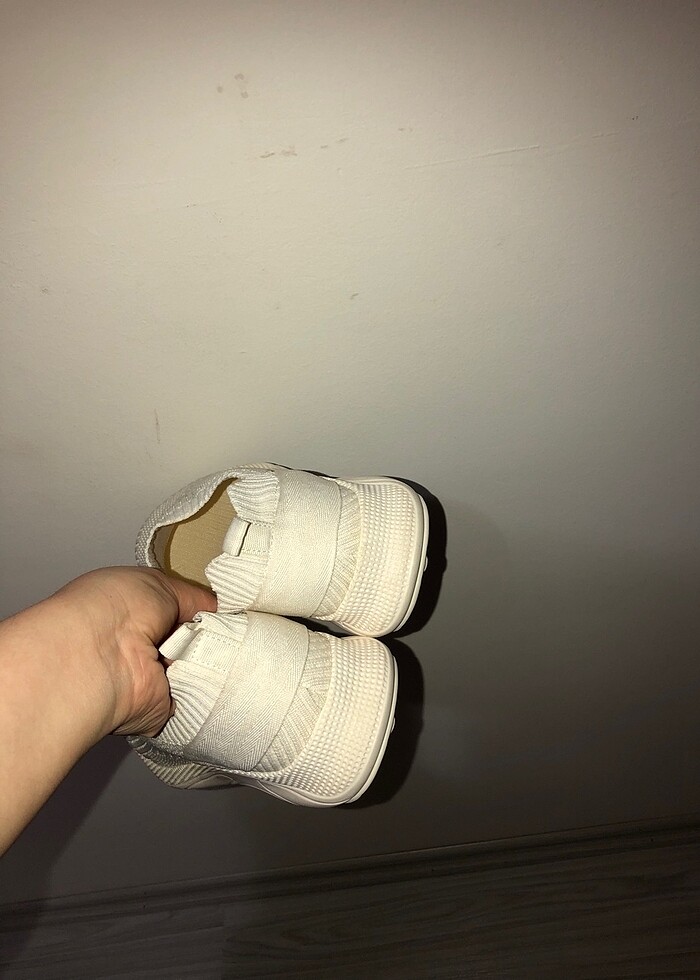 Beyaz spor ayakkabı - Görsel 2