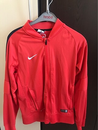 Nike üstlük