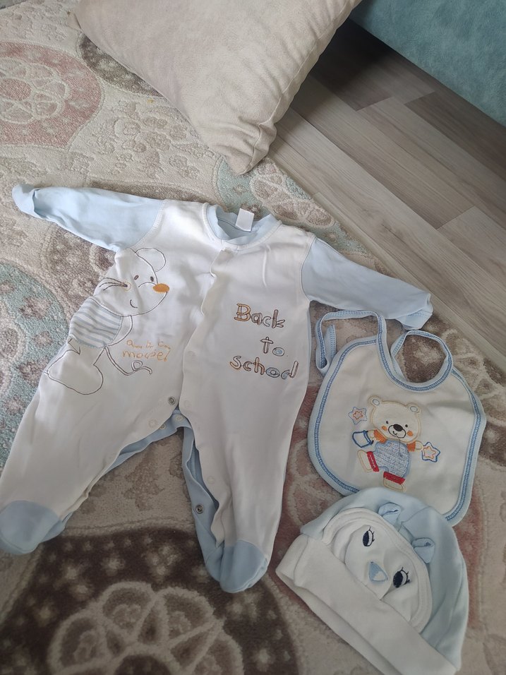 Düğmeli Beyaz Bebek Tulumu ve Önlük - Görsel 3