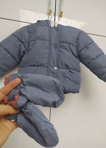 Gri Bebek Montu ve Eldiveni, Düğmeli