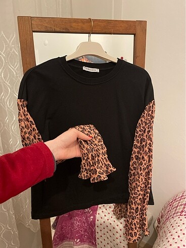 Leopar kol detaylı bluz.