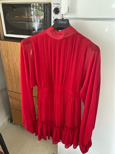 Zara Kırmızı şık elbise günü kurtarır