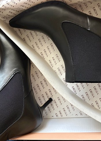 Kadın Siyah Deri Sivri Burunlu Topuklu Bot - Görsel 2