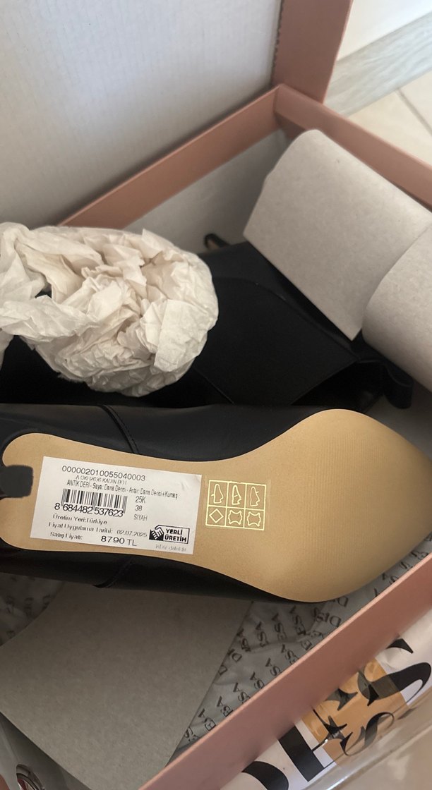 Kadın Siyah Deri Sivri Burunlu Topuklu Bot - Görsel 4