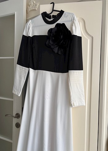 Uzun Kollu Siyah Beyaz Fırfırlı Elbise - Görsel 4