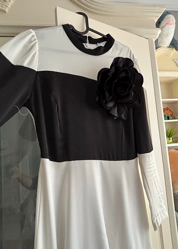 Uzun Kollu Siyah Beyaz Fırfırlı Elbise - Görsel 2