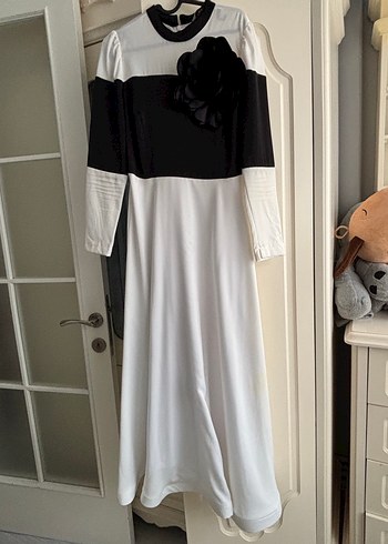 Uzun Kollu Siyah Beyaz Fırfırlı Elbise - Görsel 3