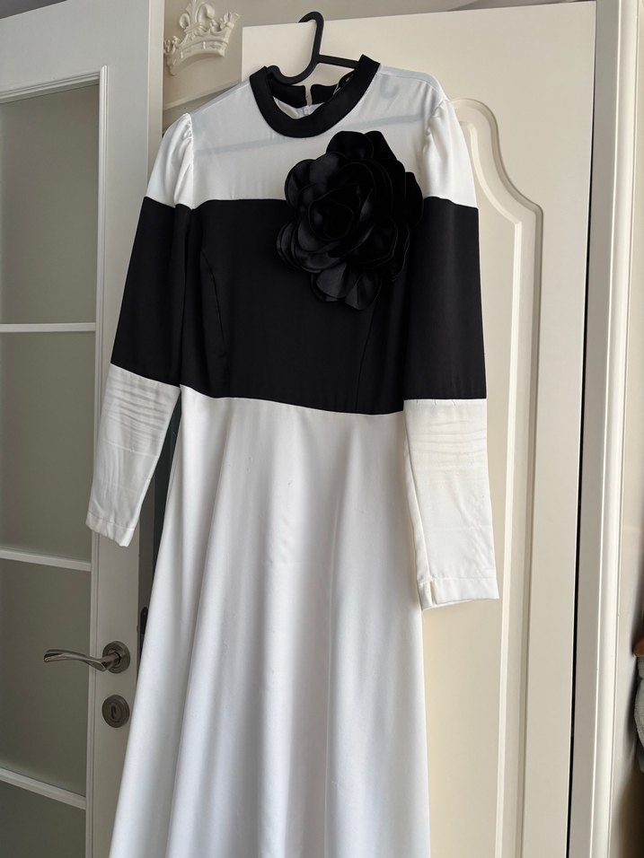 Uzun Kollu Siyah Beyaz Fırfırlı Elbise - Görsel 4