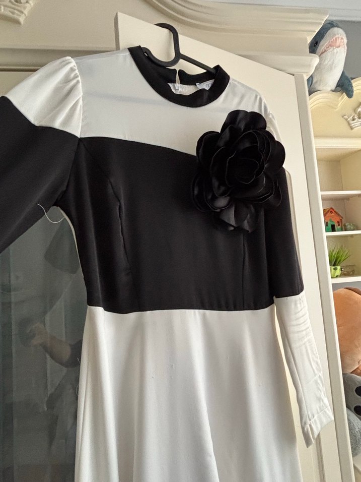 Uzun Kollu Siyah Beyaz Fırfırlı Elbise - Görsel 2